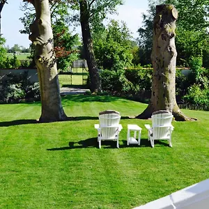Le Petit Chateau Vaartdijk Bed and breakfast